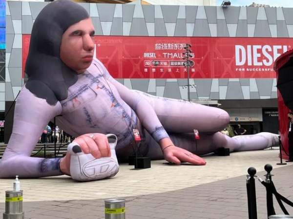 世界上巨型人偶排名前十,上海街头“巨型充气人偶”引热议,你能否欣赏得了这种所谓的“潮流艺术”?