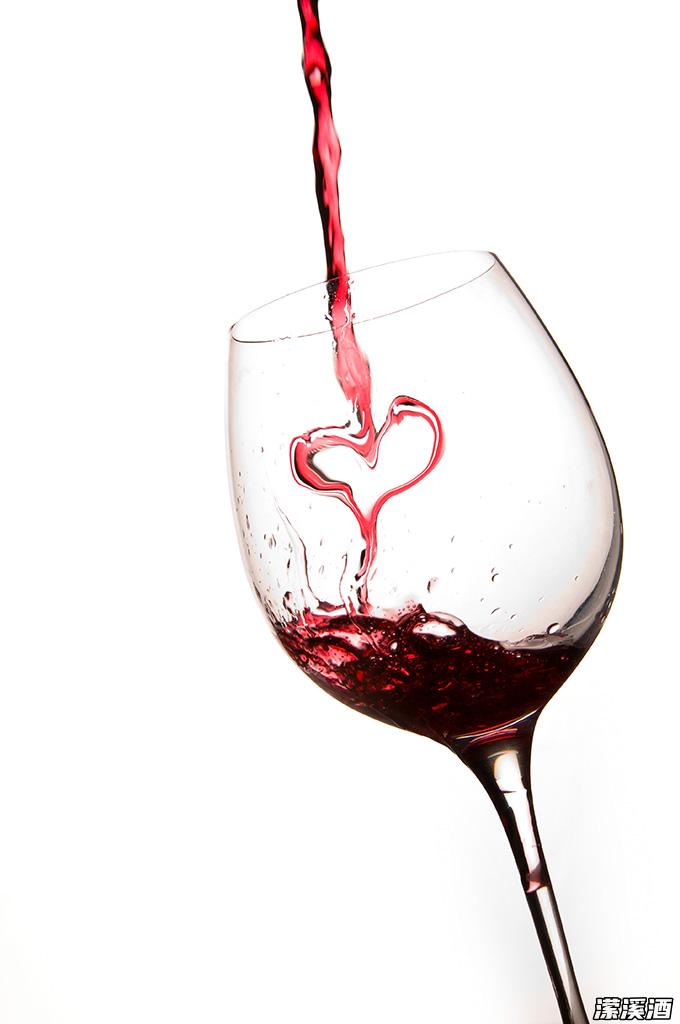 红酒：一种深邃而多元的文化饮品